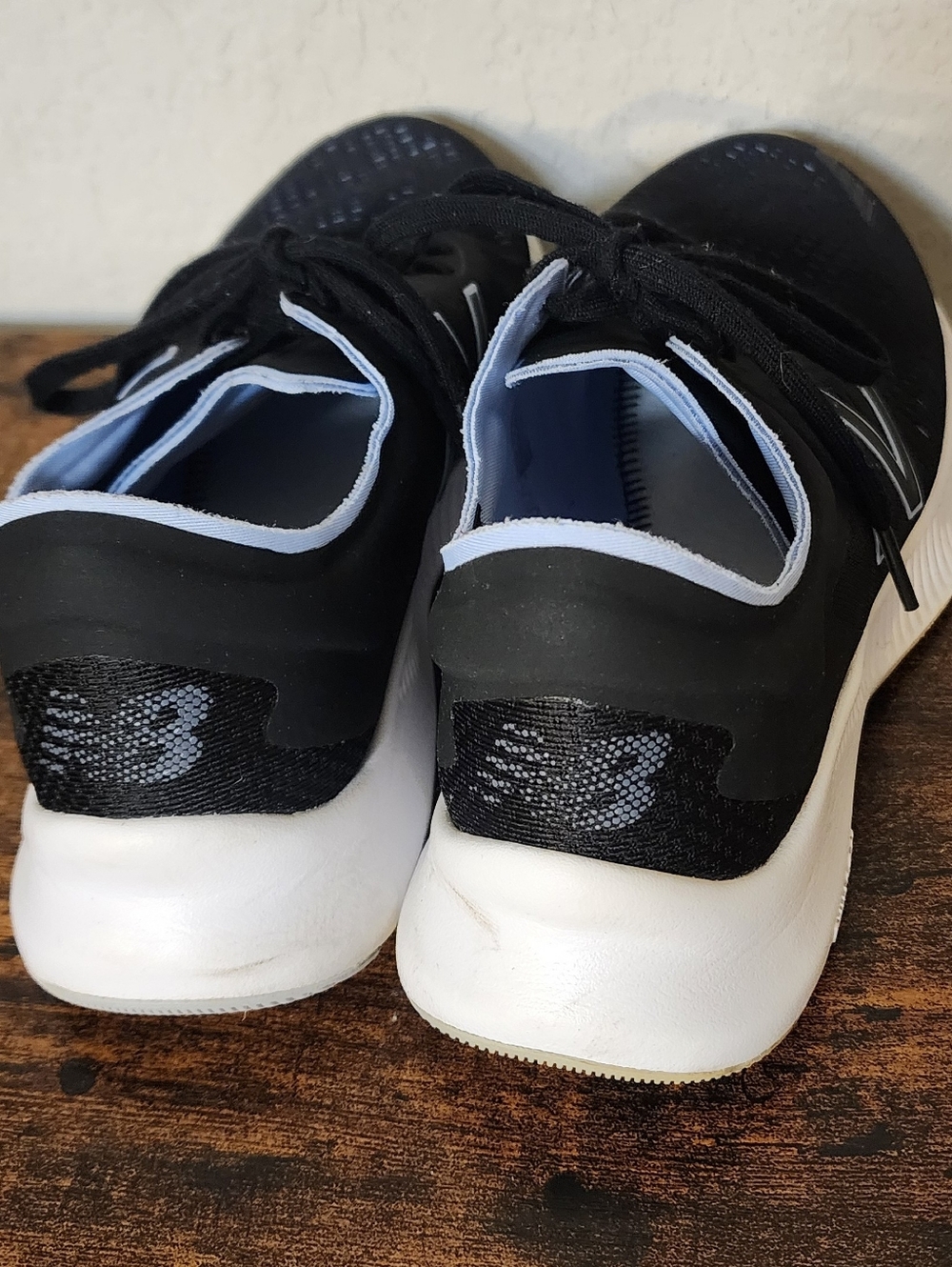 Womens New Balance Pesu Black & White with Light Blue Running Shoes US 7 - Picture 2 of 6
